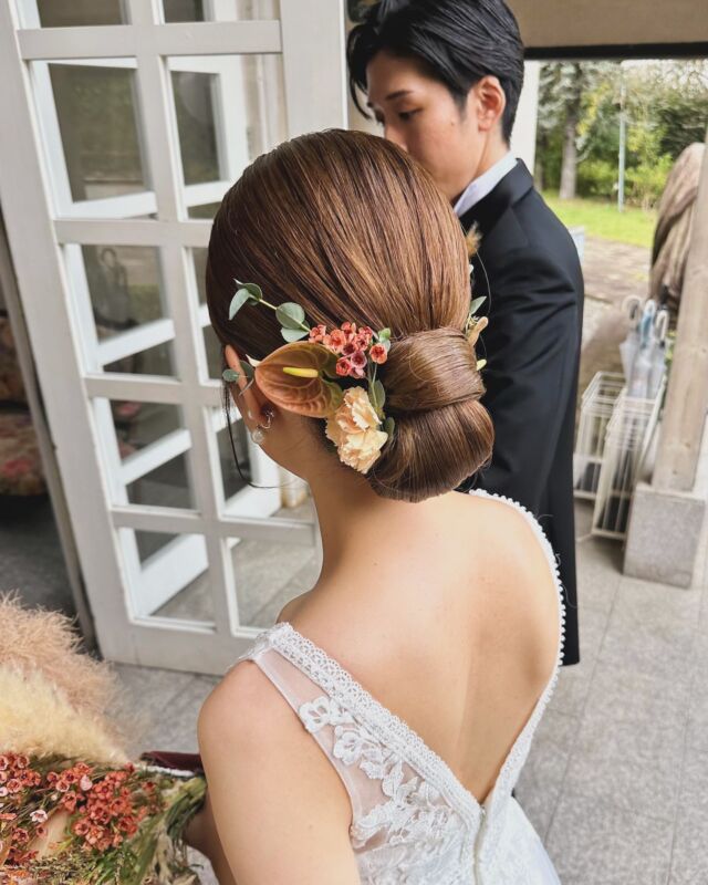 花嫁ヘア‎‪🧡

シンプルヘアに秋色のお花が引き立つスタイル🍁

どんな生花の種類でも
担当アーティストが丁寧に、バランス良く、
どこから見ても完璧に可愛くなるようにつけていきます✨️

 #シニヨン 
 #生花ヘアアレンジ 

Dress @weddiurlmaria 

Produce by
@ozbridal_official 
@ozbridal_yamanashi 
@ozbridal_slidshow 

@kings_well 

hairmake
@h.m.akky 

#オズブライダル
#ozbridal
#キングスウェルで結婚式 
.
.
特別なヘアメイクで、
大切な一日に寄り添います

ドレスショップだからこそできる
ドレス選びから当日まで
トータル視点でブライダルのプロが
一緒に花嫁姿を作り上げます🪄︎︎⋆*

𓂃𓂃𓂃𓂃𓂃𓂃𓂃𓂃𓂃𓂃𓂃𓂃𓂃

  ヘアメイク受付中です𓈒𓏸︎︎︎︎

 ▷ @weddiurlmaria_hairmake 

𓂃𓂃𓂃𓂃𓂃𓂃𓂃𓂃𓂃𓂃𓂃𓂃𓂃

  𝘞𝘌𝘋𝘋𝘐𝘜𝘙𝘓 𝘔𝘈𝘙𝘐𝘈

📍 山梨県中巨摩郡昭和町飯喰457-5

  𝖳𝖤𝖫  055-225-6307
  𝖨𝗇𝗌𝗍𝖺𝗀𝗋𝖺𝗆 @weddiurlmaria 

 
#ヘアメイク 
#ブライダルヘア 
#ウェディングヘア
#花嫁ヘア 
#持込みヘアメイク
#出張ヘアメイク
#山梨ヘアセット 
#山梨花嫁 
#関東花嫁
#山梨結婚式
#リゾートウェディング山梨 
#山梨ドレスショップ
#ウェデュールマリア
#レストランウェディング 
#リゾートウェディング 
#ウェディングドレス
#フォトウェディング 
#ヘアアレンジ
#前撮りヘア
#みんなのウェディング
#ウェディングニュース 
#dressy花嫁 
#プラコレ #マリクル