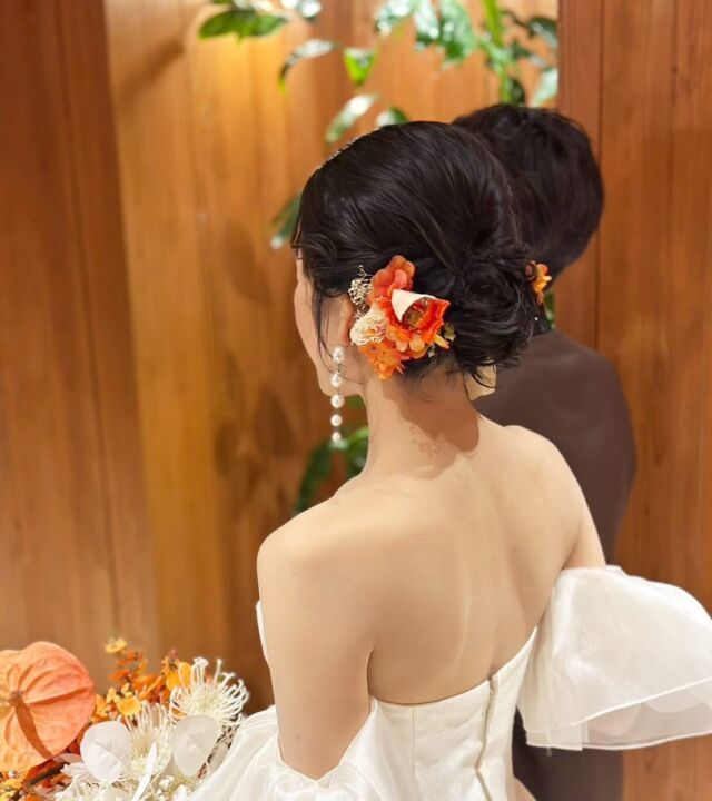 先日の結婚式✨
.
花嫁ヘア

オレンジのお花を使ったシニヨン𓂃 𓈒𓏸
ウェディングドレスにオレンジがとても映えて可愛い🧡🧡

#シニヨン

.
hair&makeup
@amini.c0 

.
特別なヘアメイクで、
大切な一日に寄り添います

ドレスショップだからこそできる
ドレス選びから当日まで
トータル視点でブライダルのプロが
一緒に花嫁姿を作り上げます🪄︎︎⋆*

𓂃𓂃𓂃𓂃𓂃𓂃𓂃𓂃𓂃𓂃𓂃𓂃𓂃

  ヘアメイク受付中です𓈒𓏸︎︎︎︎

 ▷ @weddiurlmaria_hairmake 

𓂃𓂃𓂃𓂃𓂃𓂃𓂃𓂃𓂃𓂃𓂃𓂃𓂃

  𝘞𝘌𝘋𝘋𝘐𝘜𝘙𝘓 𝘔𝘈𝘙𝘐𝘈

📍 山梨県中巨摩郡昭和町飯喰457-5

  𝖳𝖤𝖫  055-225-6307
  𝖨𝗇𝗌𝗍𝖺𝗀𝗋𝖺𝗆 @weddiurlmaria 

 ...
#ヘアメイク 
#ブライダルヘア 
#ウェディングヘア
#花嫁ヘア 
#持込みヘアメイク
#出張ヘアメイク
#山梨ヘアセット 
#山梨花嫁 
#関東花嫁
#山梨ドレスショップ
#ウェデュールマリア
#レストランウェディング 
#リゾートウェディング 
#ウェディングドレス
#フォトウェディング 
#ヘアアレンジ
#前撮りヘア
#みんなのウェディング
#ウェディングニュース 
#dressy花嫁 
#プラコレ #マリクル